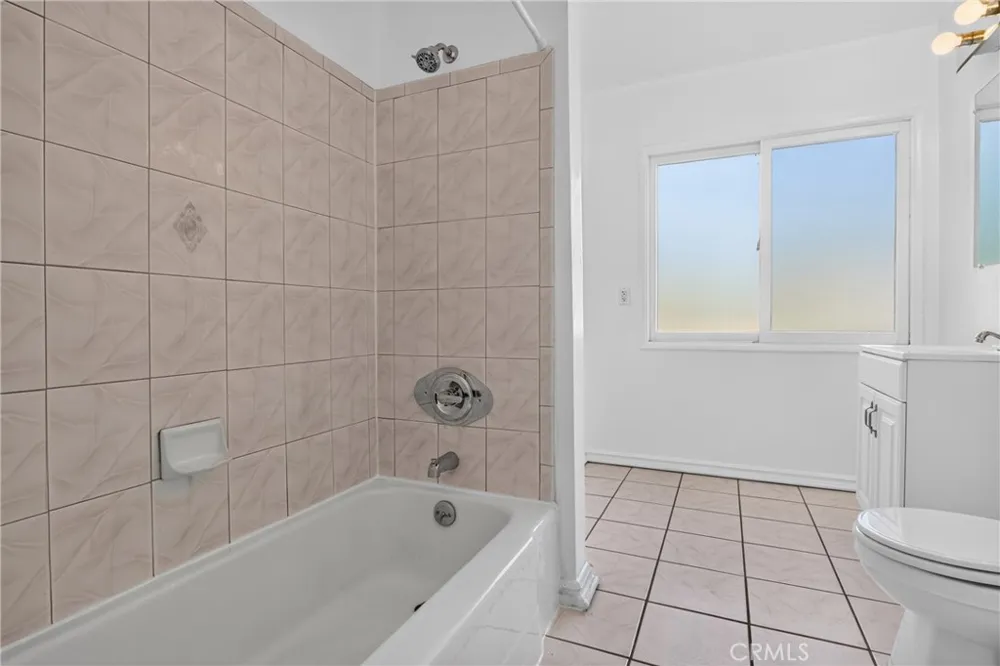 7928 Owensmouth Canoga Park, CA 91304