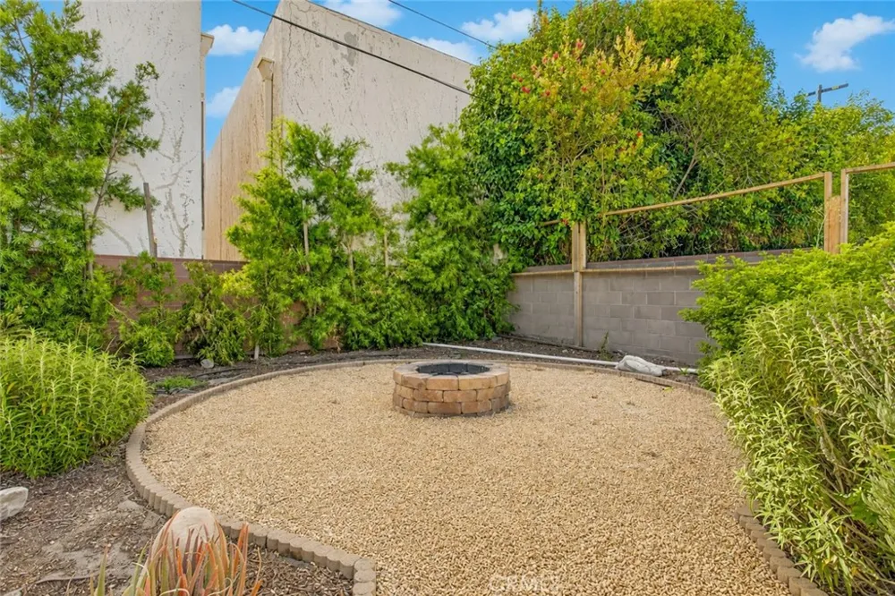 7928 Owensmouth Canoga Park, CA 91304