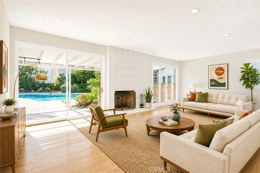 7928 Owensmouth Canoga Park, CA 91304