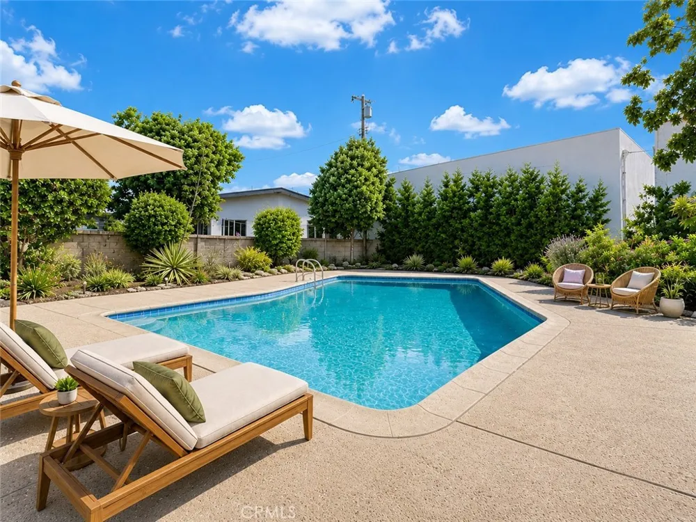 7928 Owensmouth Canoga Park, CA 91304