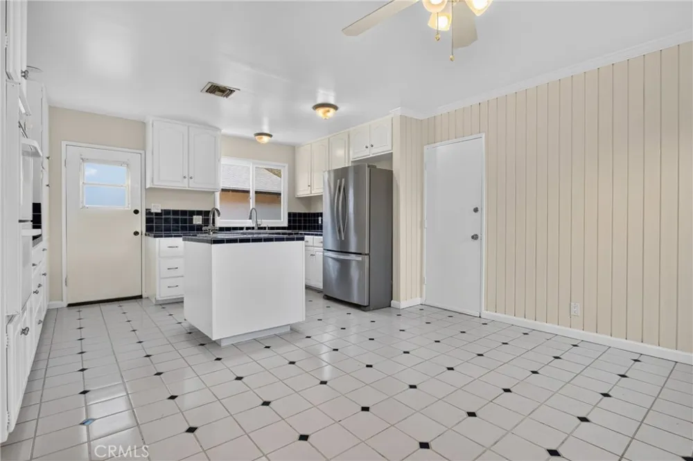 7928 Owensmouth Canoga Park, CA 91304