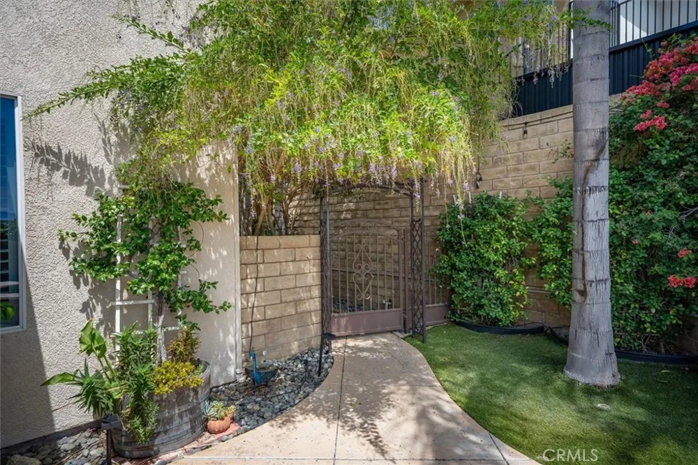 22064 Gold Canyon Saugus, CA 91390