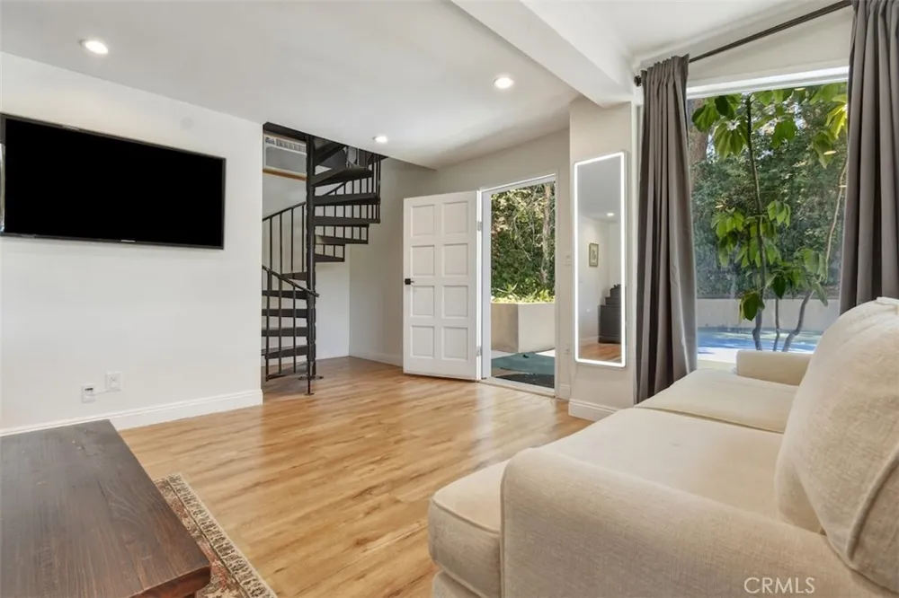 4237 Ellenita Tarzana, CA 91356