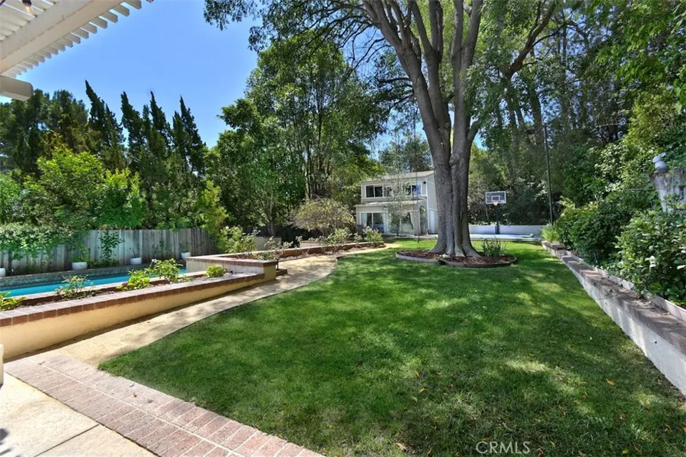 4237 Ellenita Tarzana, CA 91356