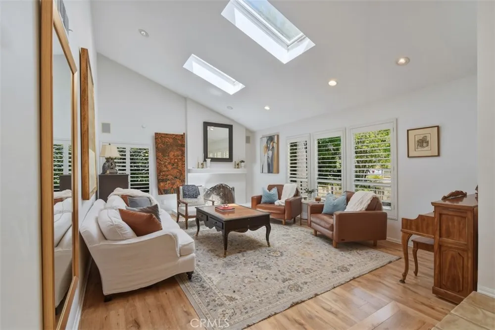 4237 Ellenita Tarzana, CA 91356