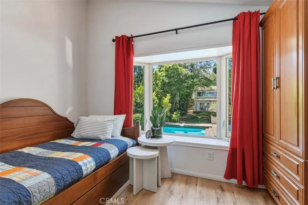 4237 Ellenita Tarzana, CA 91356