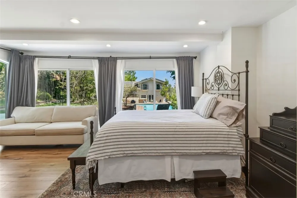 4237 Ellenita Tarzana, CA 91356