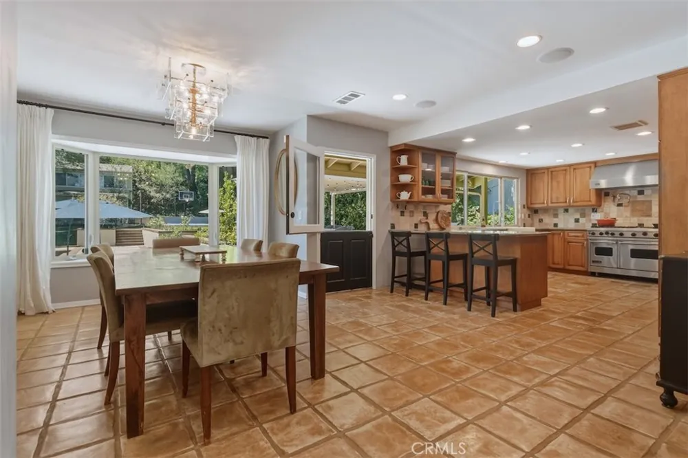 4237 Ellenita Tarzana, CA 91356