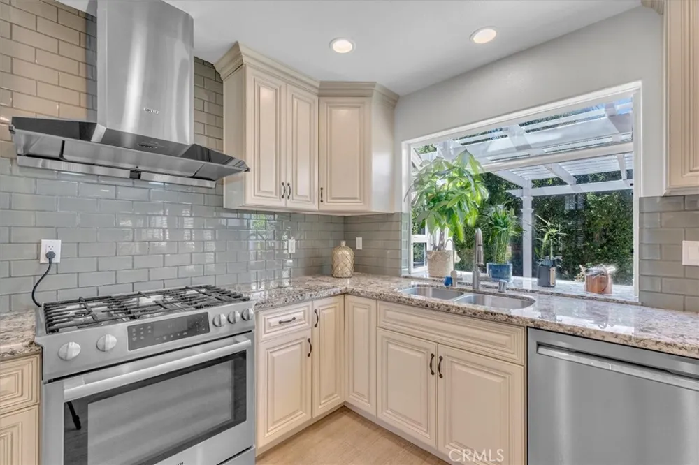 537 Savona Oak Park, CA 91377