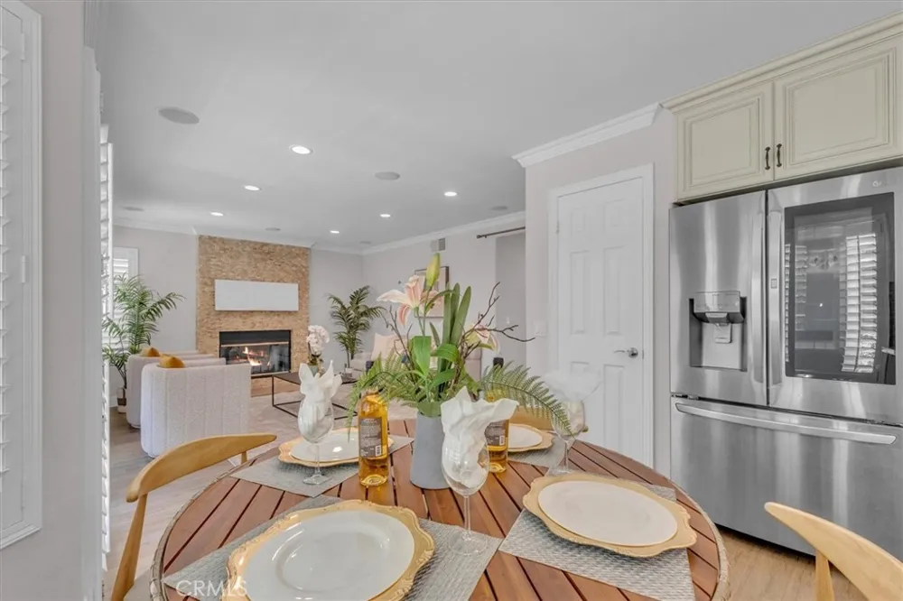 537 Savona Oak Park, CA 91377