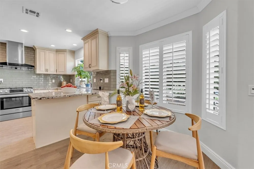 537 Savona Oak Park, CA 91377