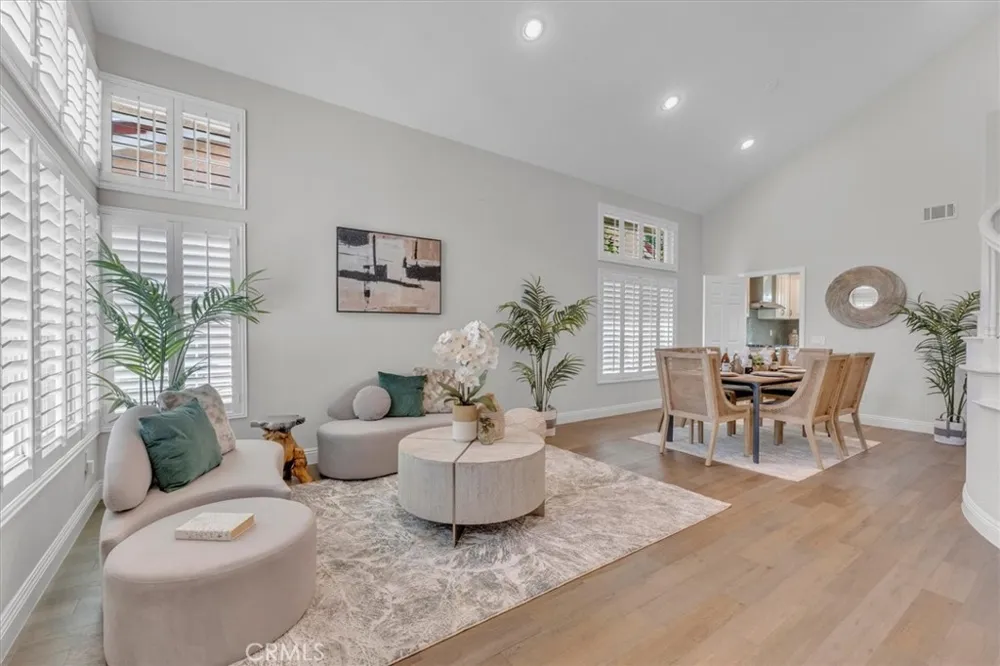 537 Savona Oak Park, CA 91377