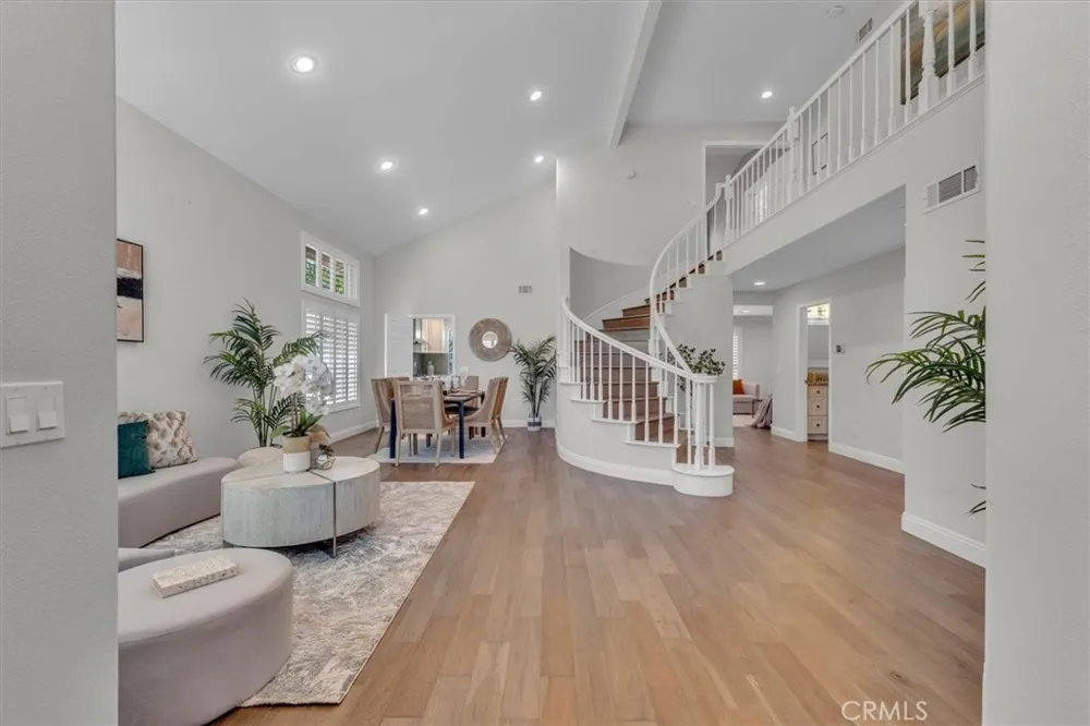 537 Savona Oak Park, CA 91377