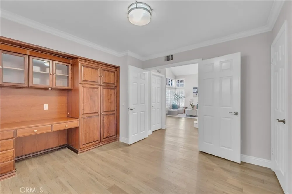 537 Savona Oak Park, CA 91377