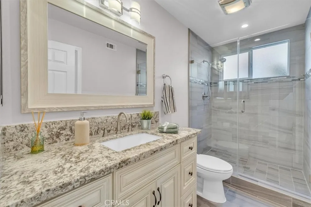 537 Savona Oak Park, CA 91377