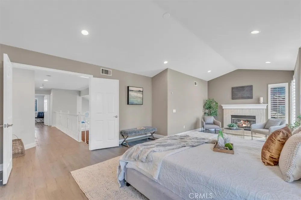 537 Savona Oak Park, CA 91377