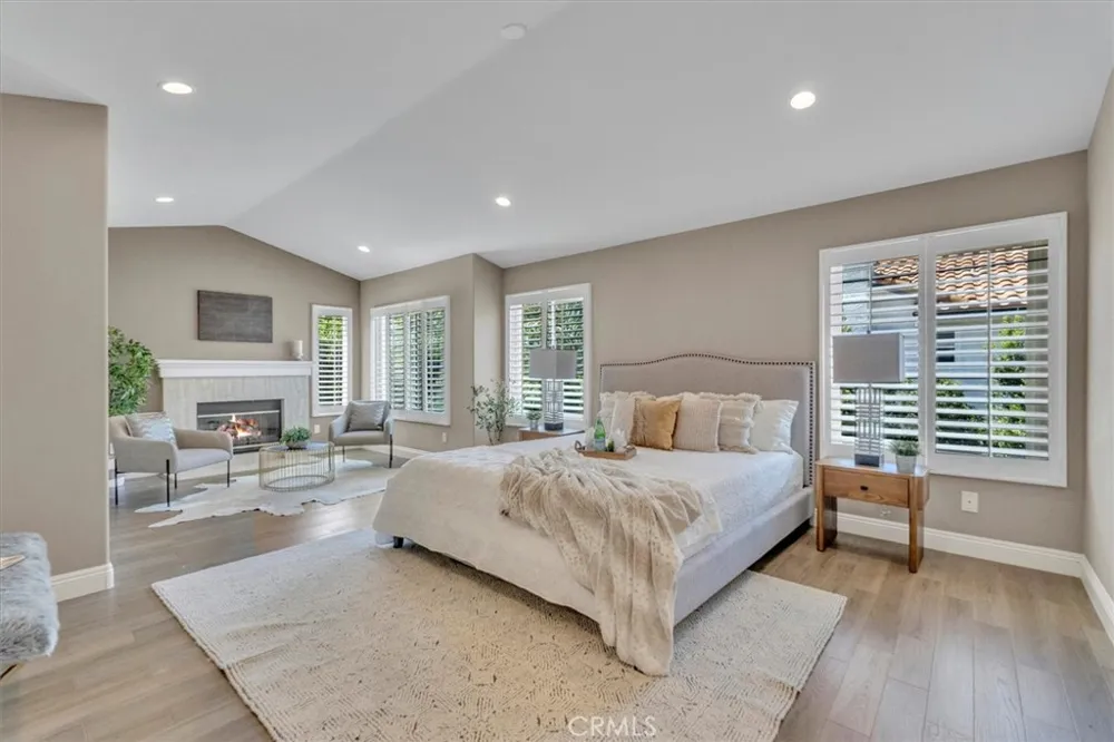 537 Savona Oak Park, CA 91377