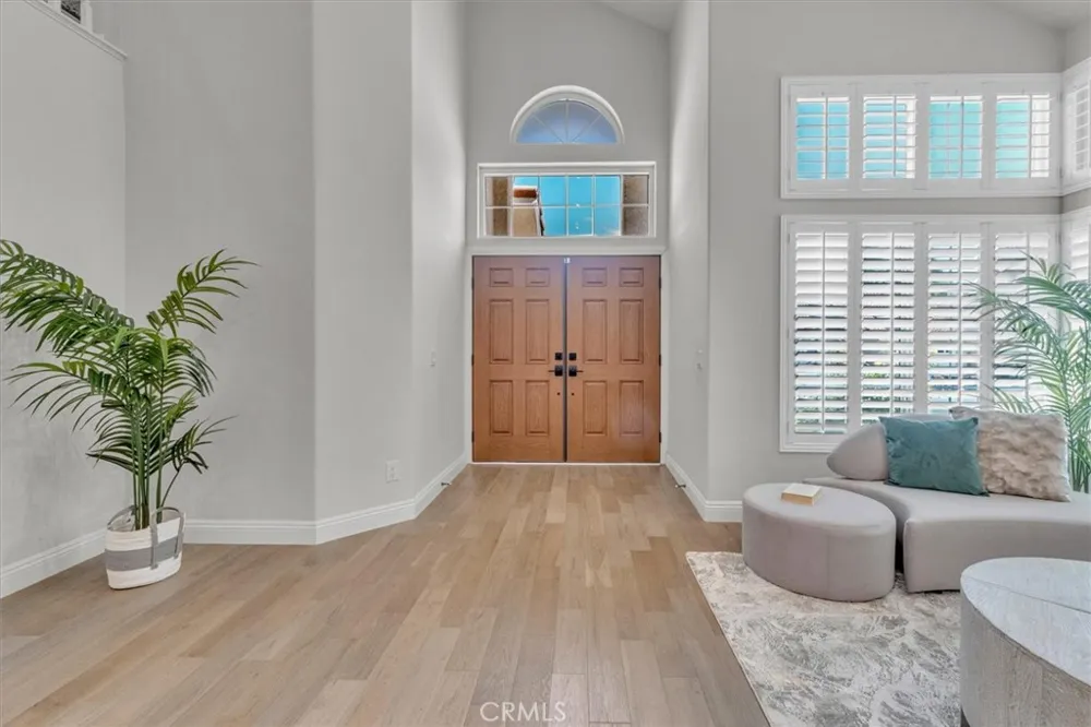 537 Savona Oak Park, CA 91377