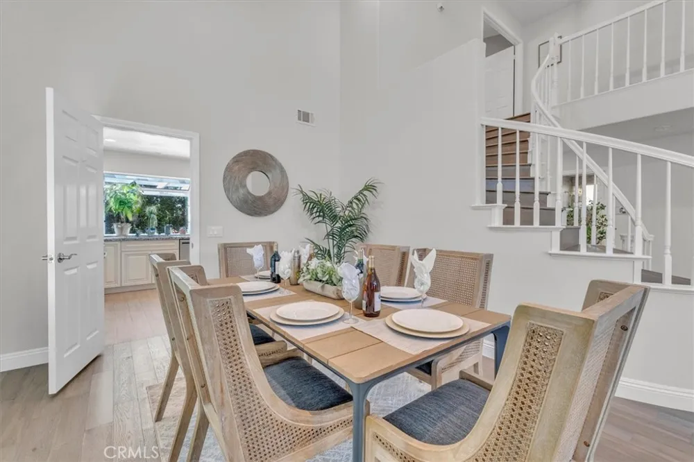 537 Savona Oak Park, CA 91377