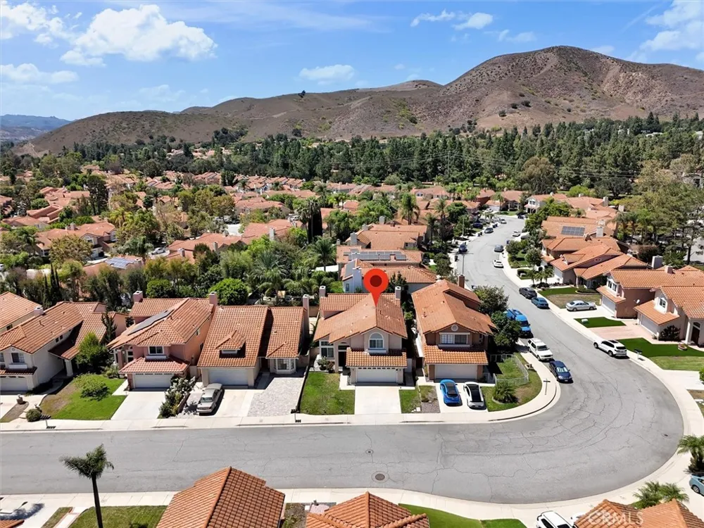 537 Savona Oak Park, CA 91377