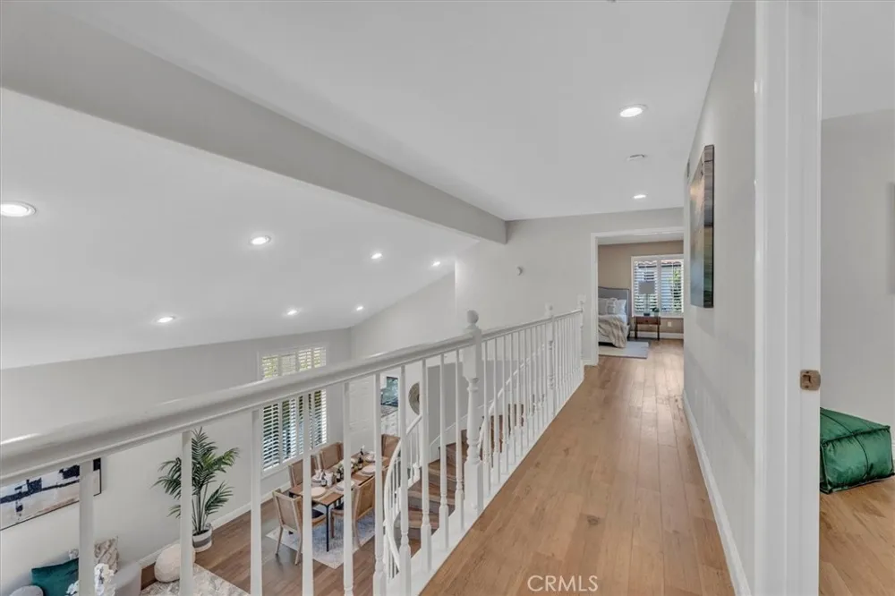 537 Savona Oak Park, CA 91377