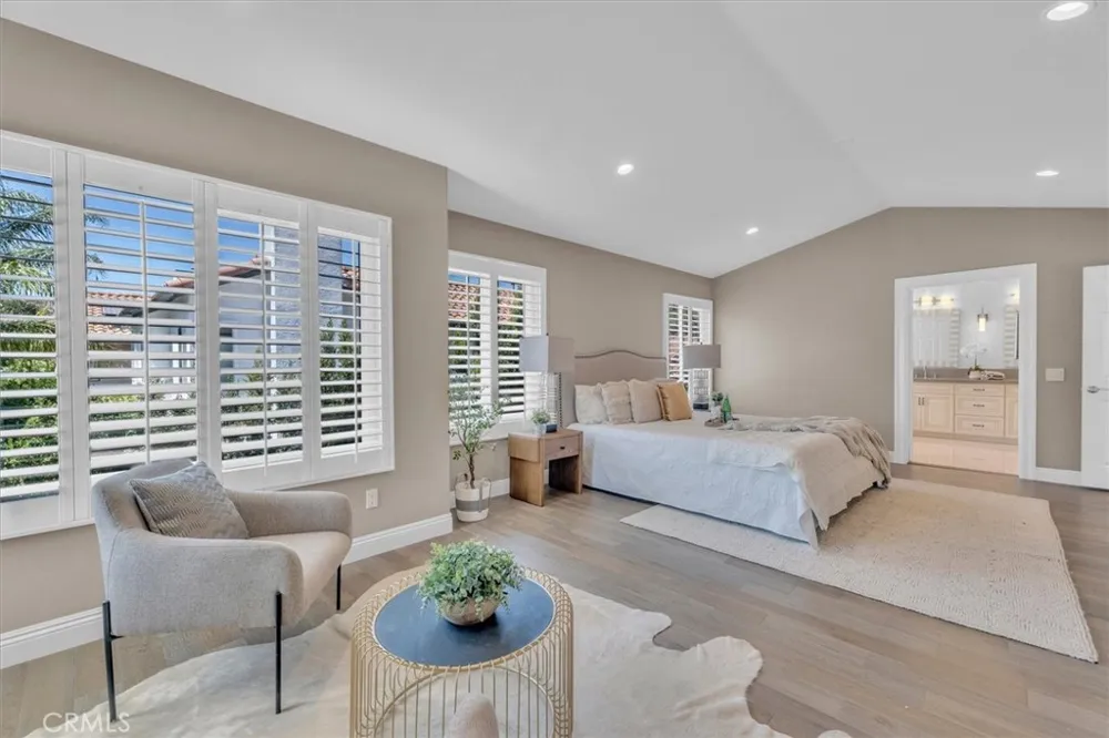 537 Savona Oak Park, CA 91377