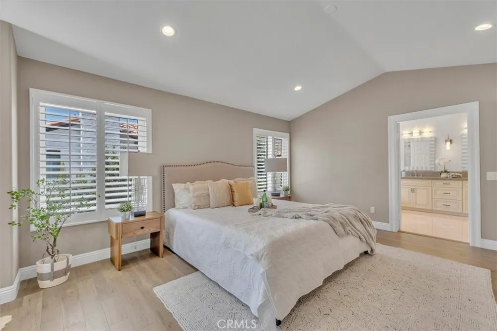 537 Savona Oak Park, CA 91377