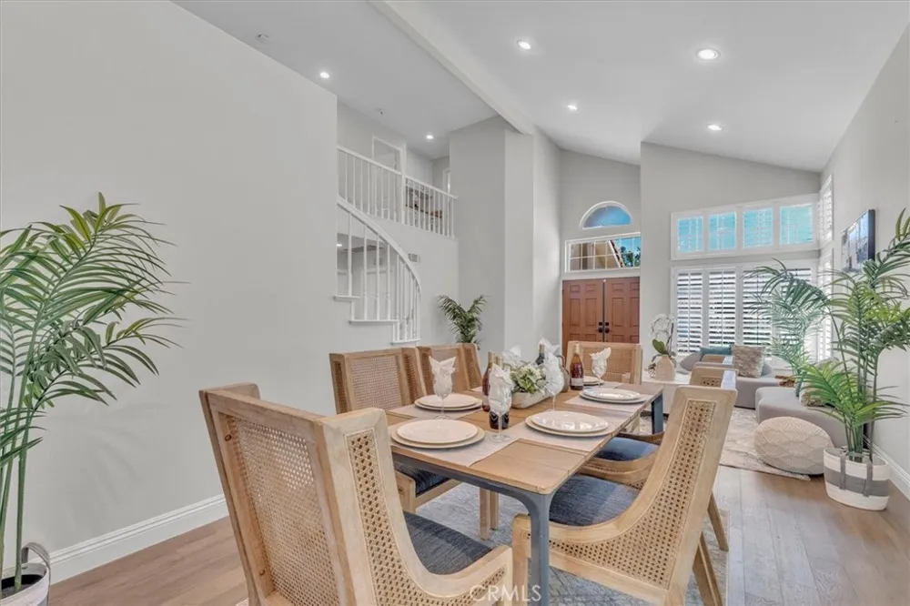 537 Savona Oak Park, CA 91377