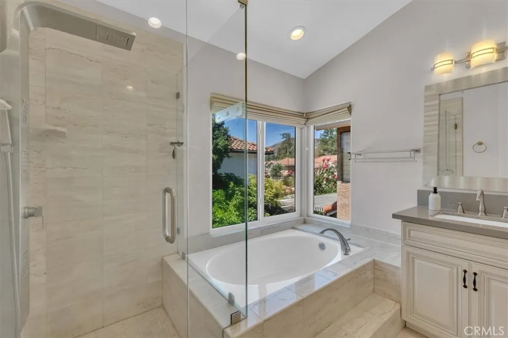 537 Savona Oak Park, CA 91377