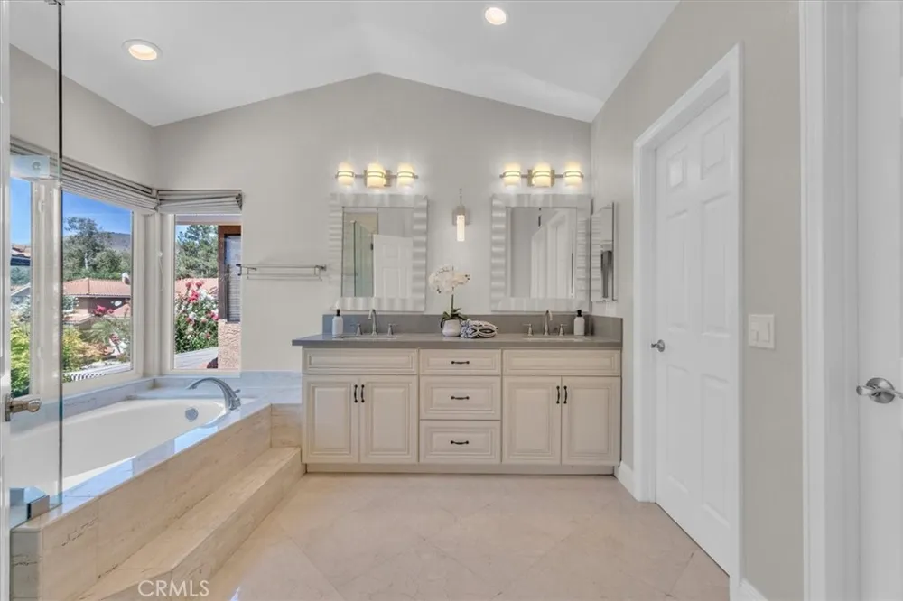 537 Savona Oak Park, CA 91377