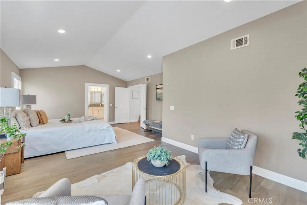 537 Savona Oak Park, CA 91377