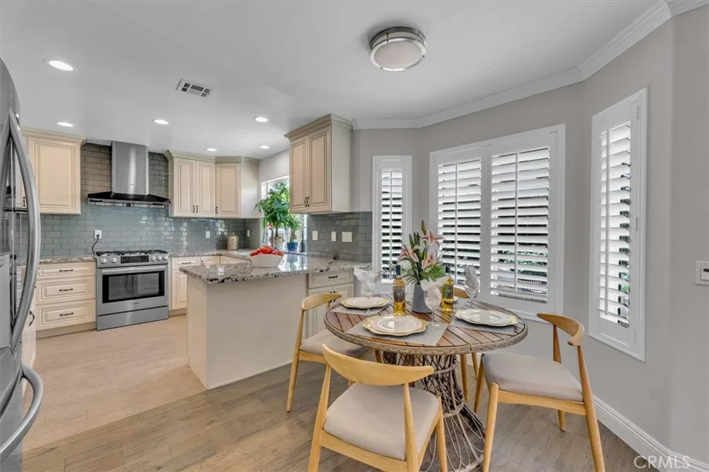 537 Savona Oak Park, CA 91377