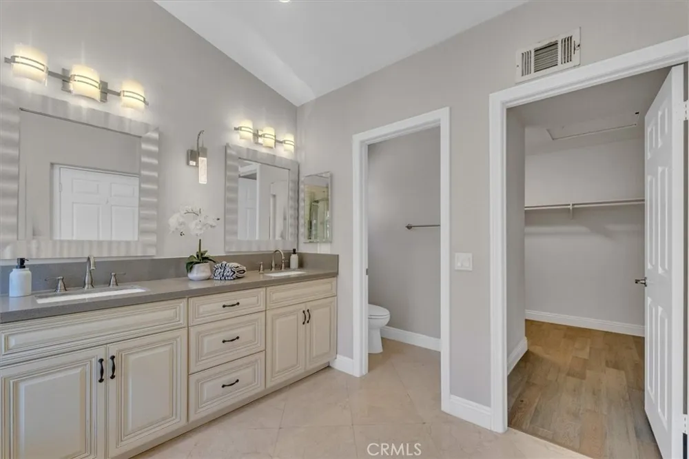 537 Savona Oak Park, CA 91377