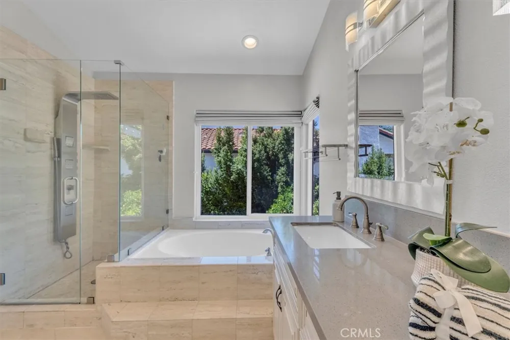 537 Savona Oak Park, CA 91377