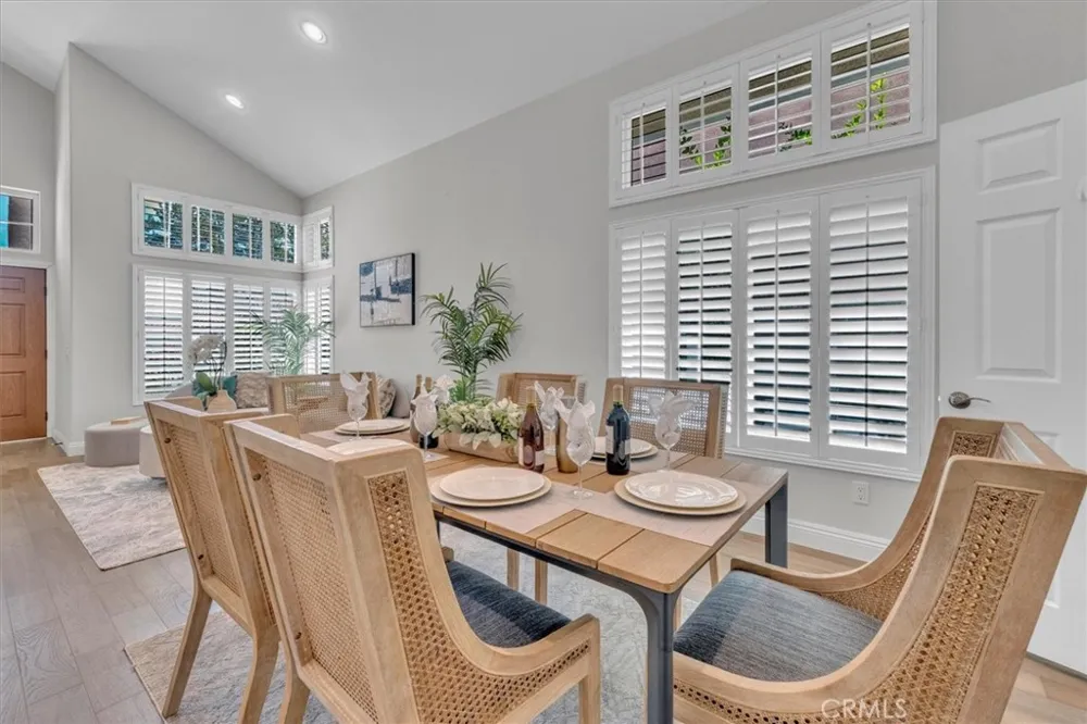 537 Savona Oak Park, CA 91377