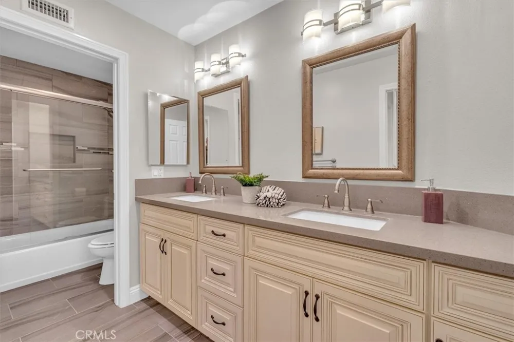 537 Savona Oak Park, CA 91377