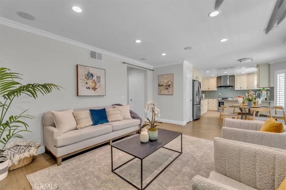 537 Savona Oak Park, CA 91377