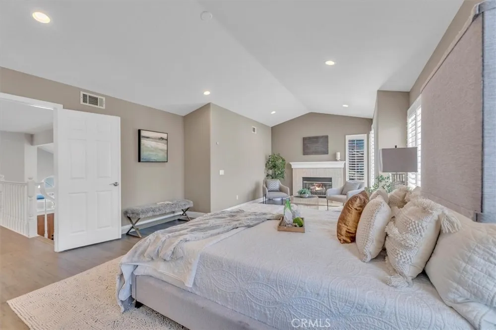 537 Savona Oak Park, CA 91377
