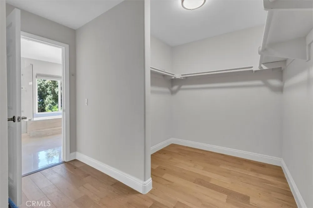 537 Savona Oak Park, CA 91377