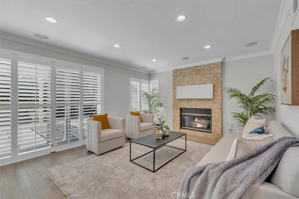 537 Savona Oak Park, CA 91377