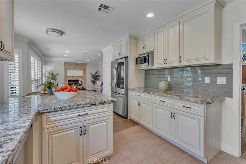537 Savona Oak Park, CA 91377