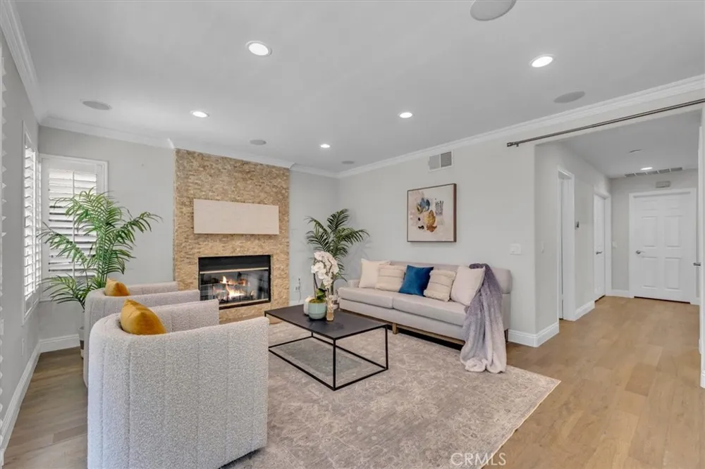 537 Savona Oak Park, CA 91377