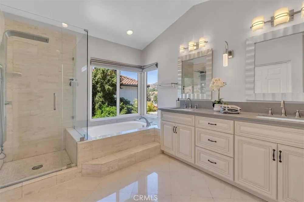 537 Savona Oak Park, CA 91377