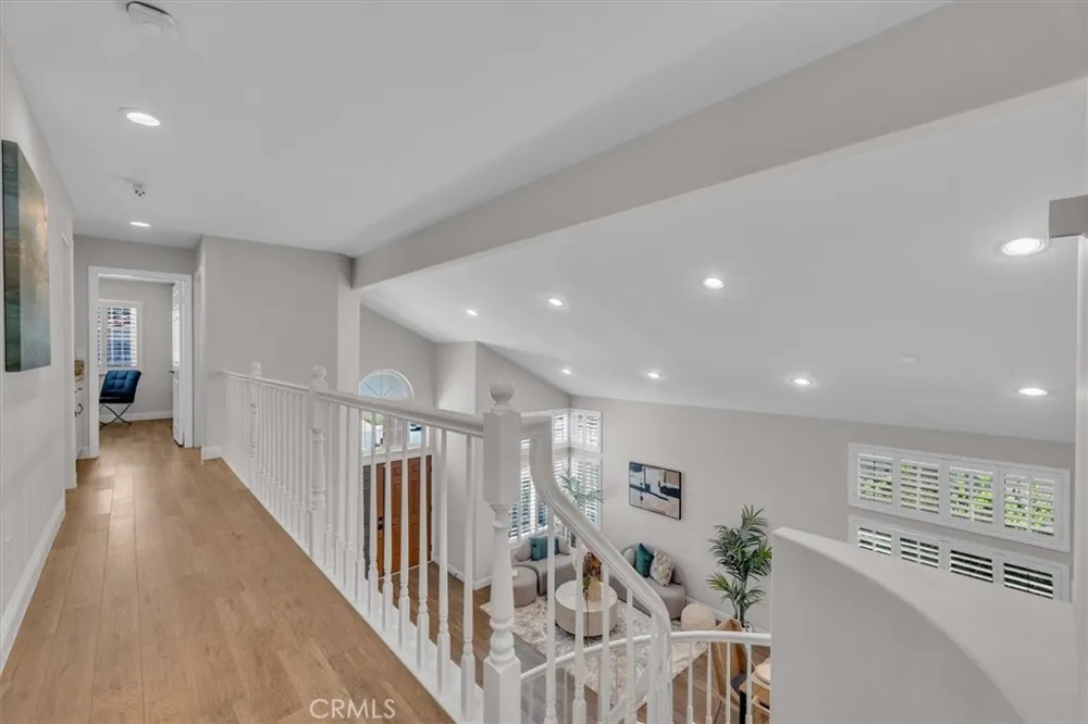 537 Savona Oak Park, CA 91377