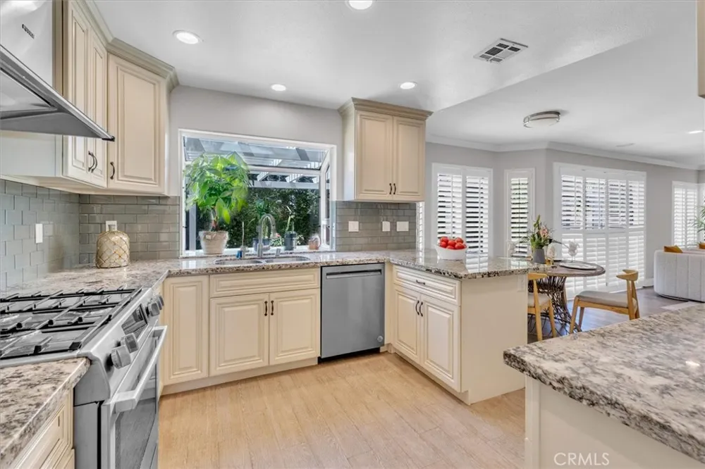 537 Savona Oak Park, CA 91377