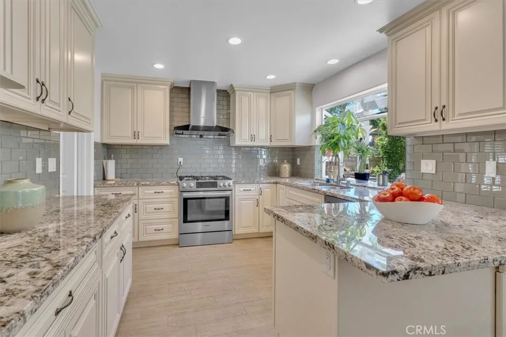 537 Savona Oak Park, CA 91377