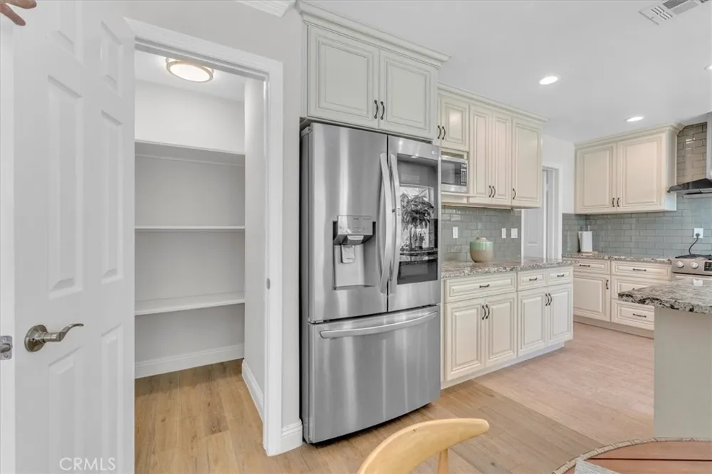 537 Savona Oak Park, CA 91377