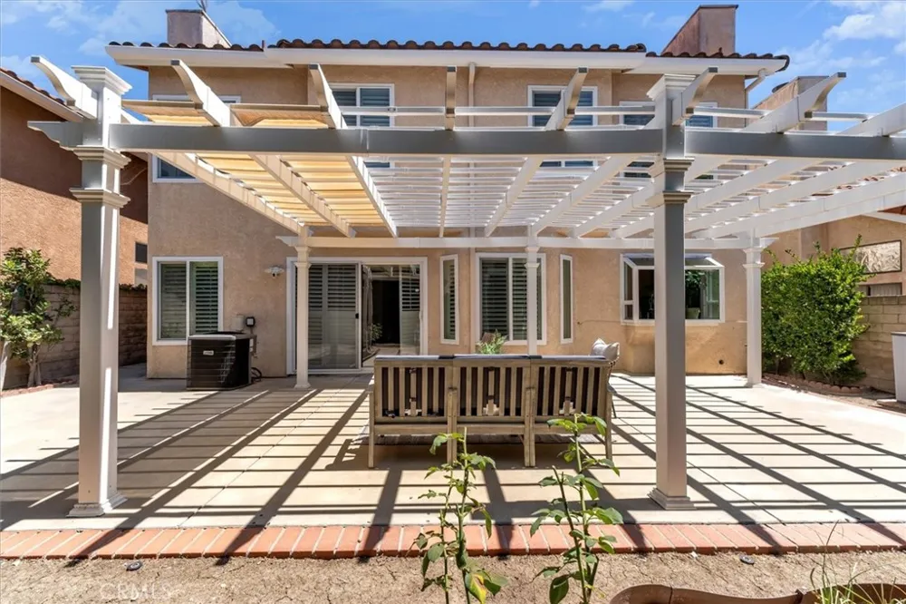 537 Savona Oak Park, CA 91377