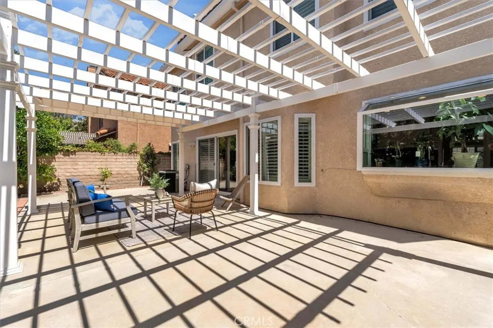 537 Savona Oak Park, CA 91377