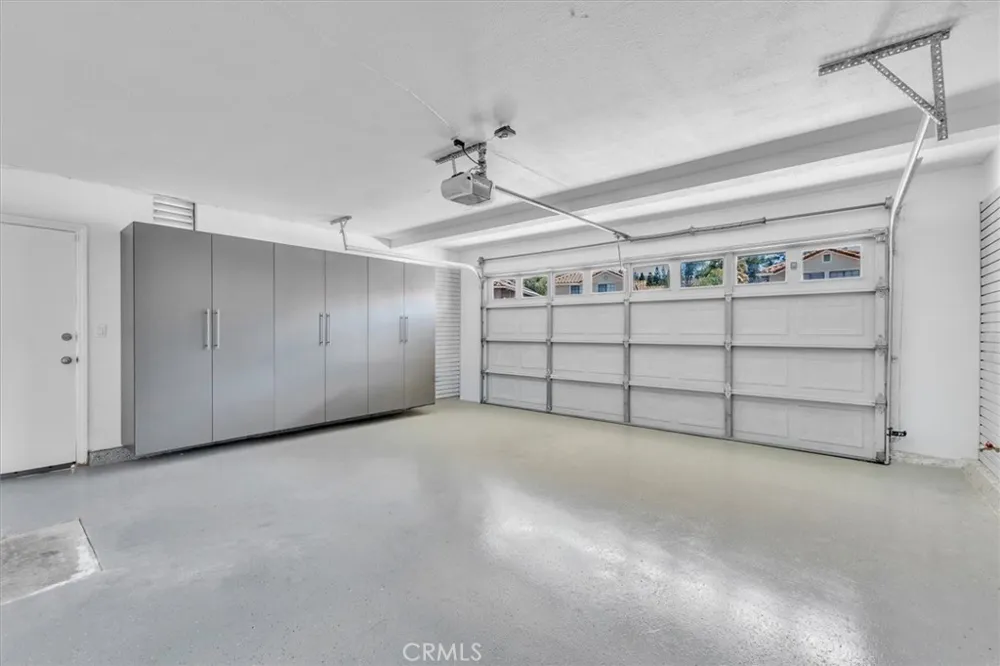 537 Savona Oak Park, CA 91377